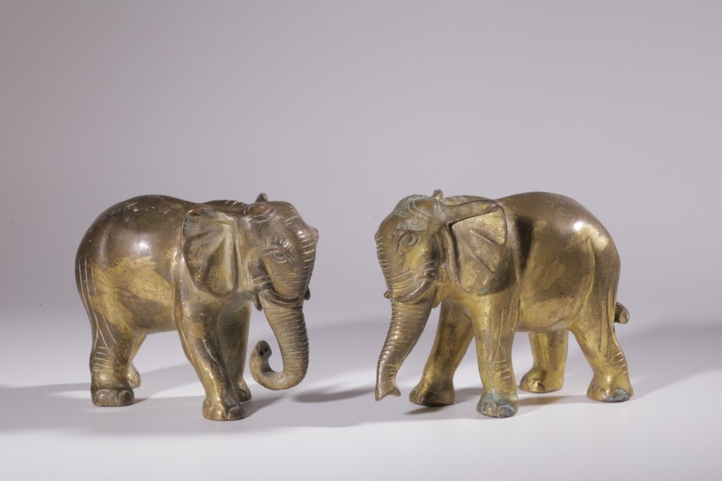 Pair of Bronze Elephant figurines: a pair of elephants in a home is believed to bring good fortune and stability. Dimension: 9.5cm H x 11.8cm L x 5.8cm,total weight is 1954gram