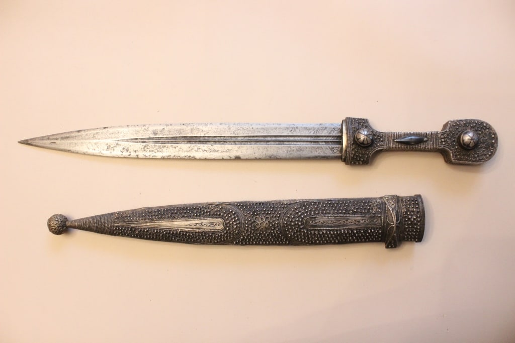 Antique Caucasian kindjal Dagger (1 of 17)