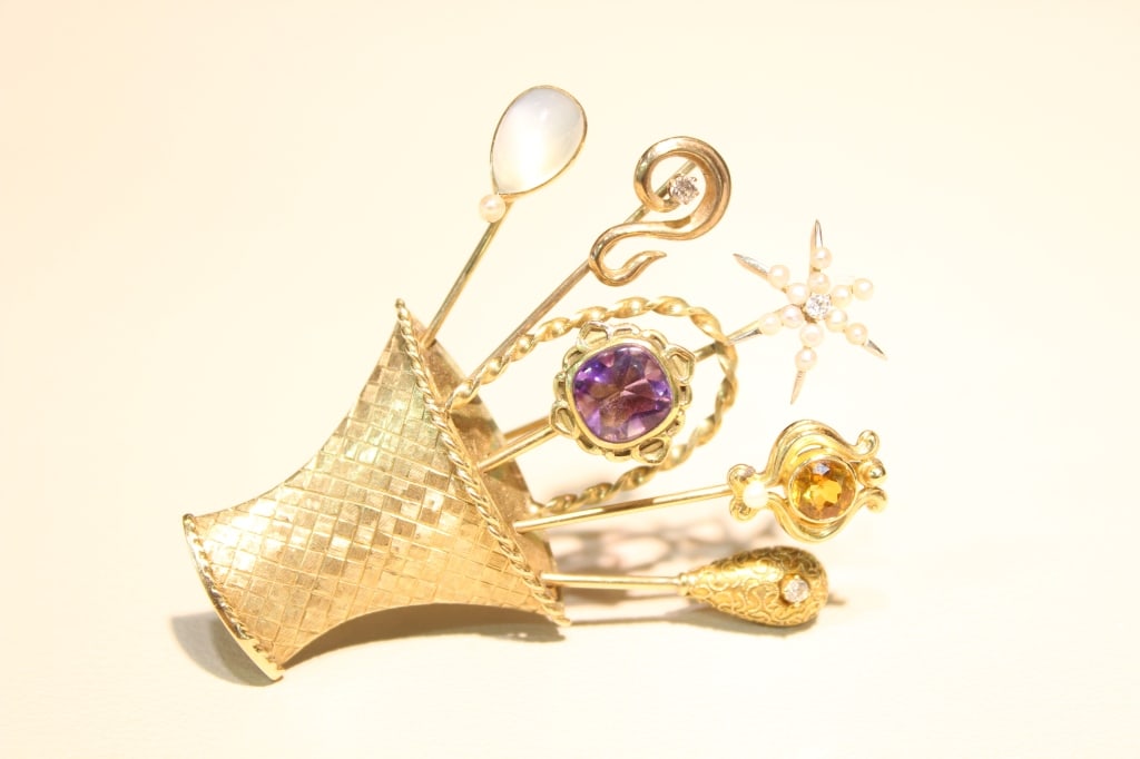 Vintage 14K Gold "basket of flowers" Brooch: Exquisite Ruby and Diamond 14K Gold Star-Motif Ring. The piece is attributed to Oscar Heyman & Brothers, a highly regarded American jewelry firm known for its exceptional craftsmanship and use of