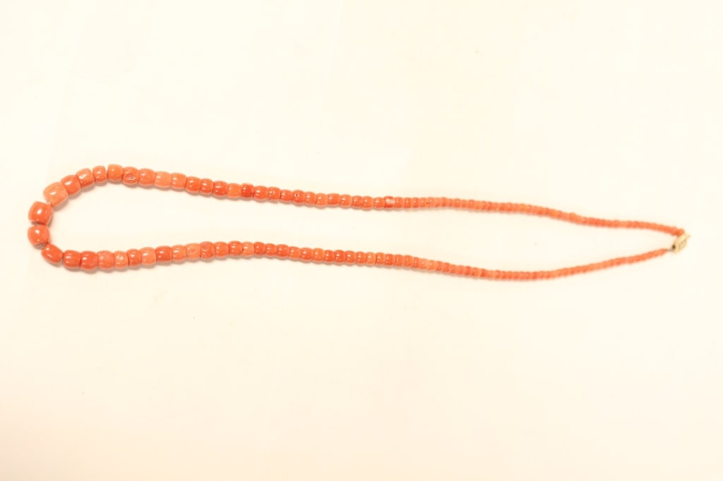 Vintage coral bead necklace (1 of 5)