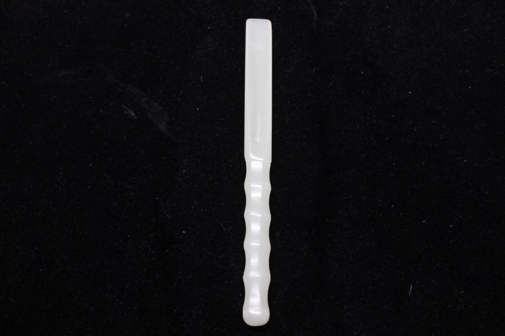 CHINESE JADE TEA CUTTER: CHINESE JADE TEA CUTTER. Dimension:6"Long. The design features a smooth, tapered "blade" portion for insertion and a textured, notched