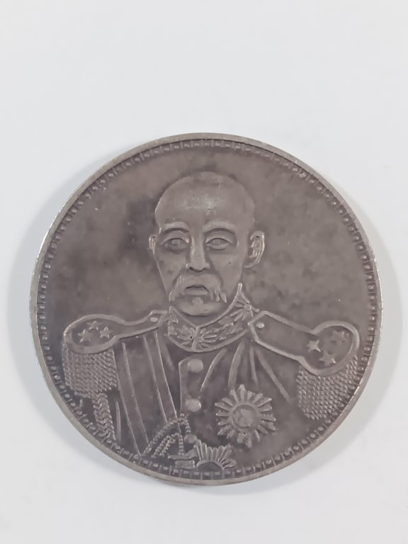 Chinese Old Silver Coin: Chinese Old Silver Coin W : 39 mm. W : 26.7 gram.