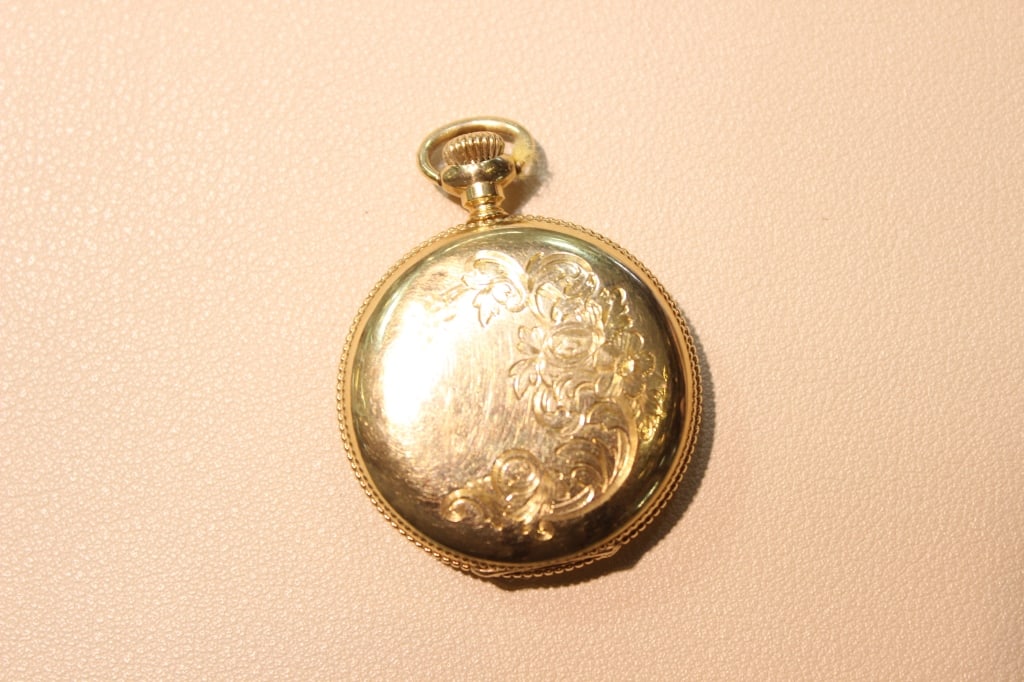 Waltham "full hunter" 14K Gold Pocket Watch: Dimension: 31.9gram. The white porcelain dial typically features black Roman numeral hour markers, a secondary small "seconds" dial at the 6 o'clock position, and outer red minute markers (5, 10,