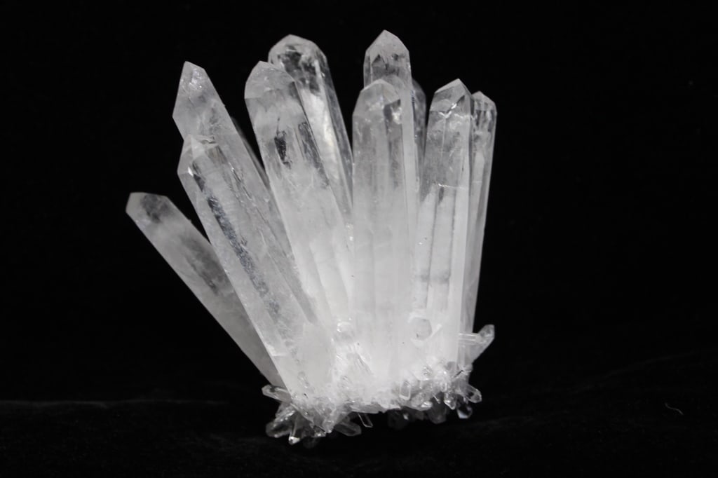 Clear Quartz Crystal Cluster: It is a macro-crystalline formation where individual crystal pillars grow naturally outwards in various directions. Dimension: 4 1/4"x 4"