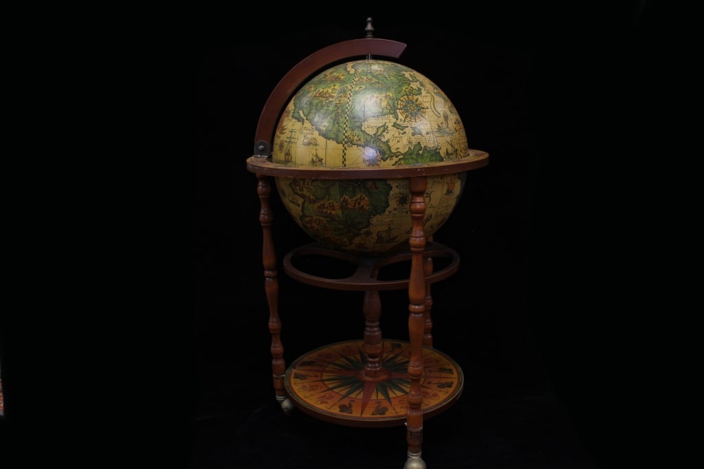 Vintage Italian globe bar Cabinet (1 of 7)