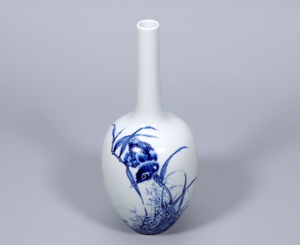 Chinese blue and white porcelain "crane-neck" Vase: The vase features a refined bird-and-flower (huaniao) motif, specifically depicting a bird perched among reeds or aquatic plants. Dimension: 21.5 cm H x 9cm ,weight is 353 gram. Characterized by