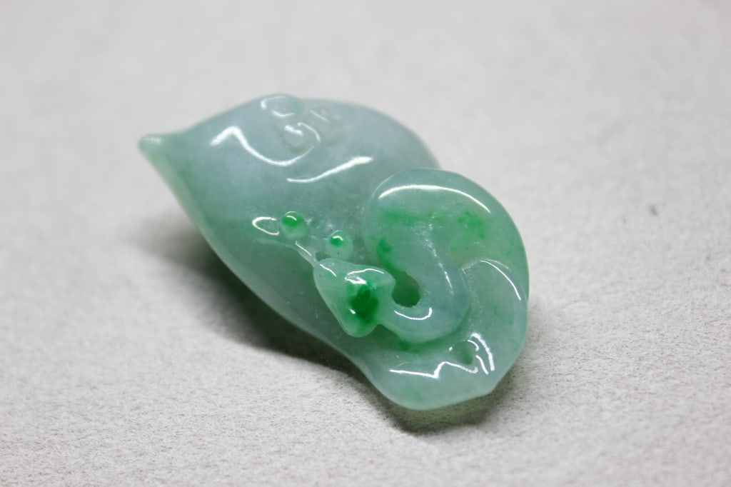 Chinese Hand-carved Jadeite Pendant: Chinese Hand-carved Jadeite Pendant Dimension: