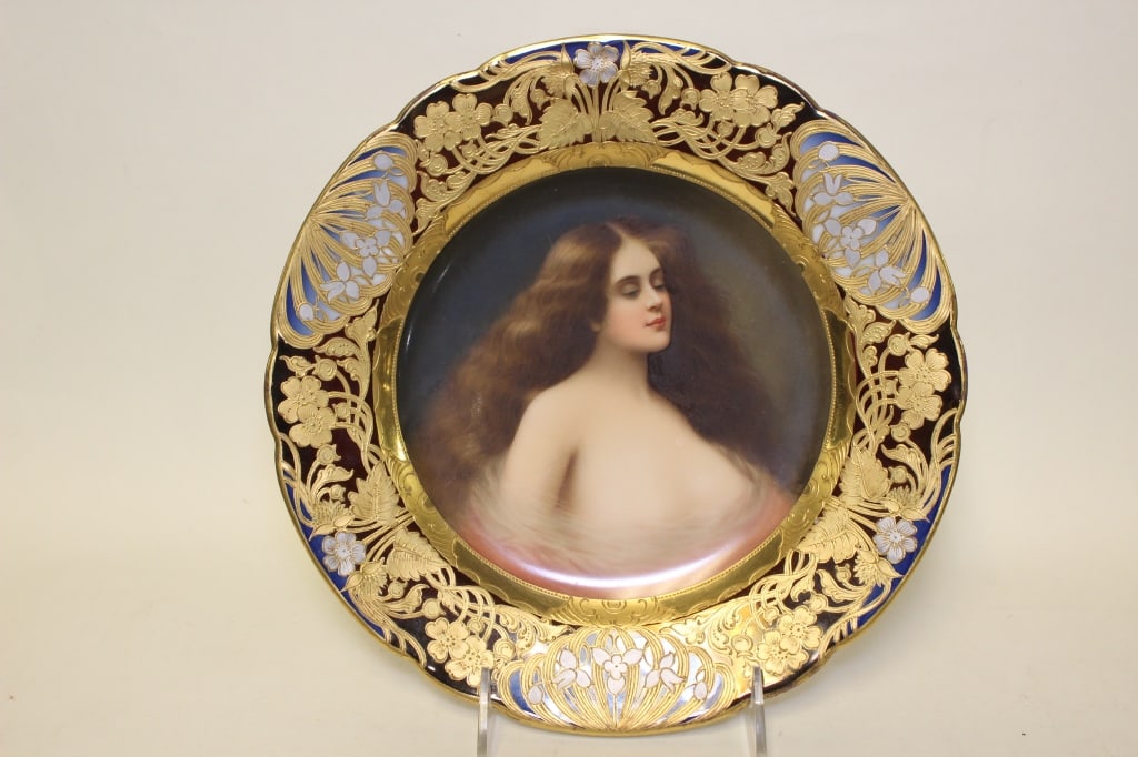 GORGEOUS ANTIQUE SEMI NUDE ROYAL VIENNA PORTRAIT P: GORGEOUS ANTIQUE SEMI NUDE ROYAL VIENNA PORTRAIT PLATE. likely dating to the late 19th or early 20th century. The central image depicts a female portrait often identified as "Erbluth" (meaning 