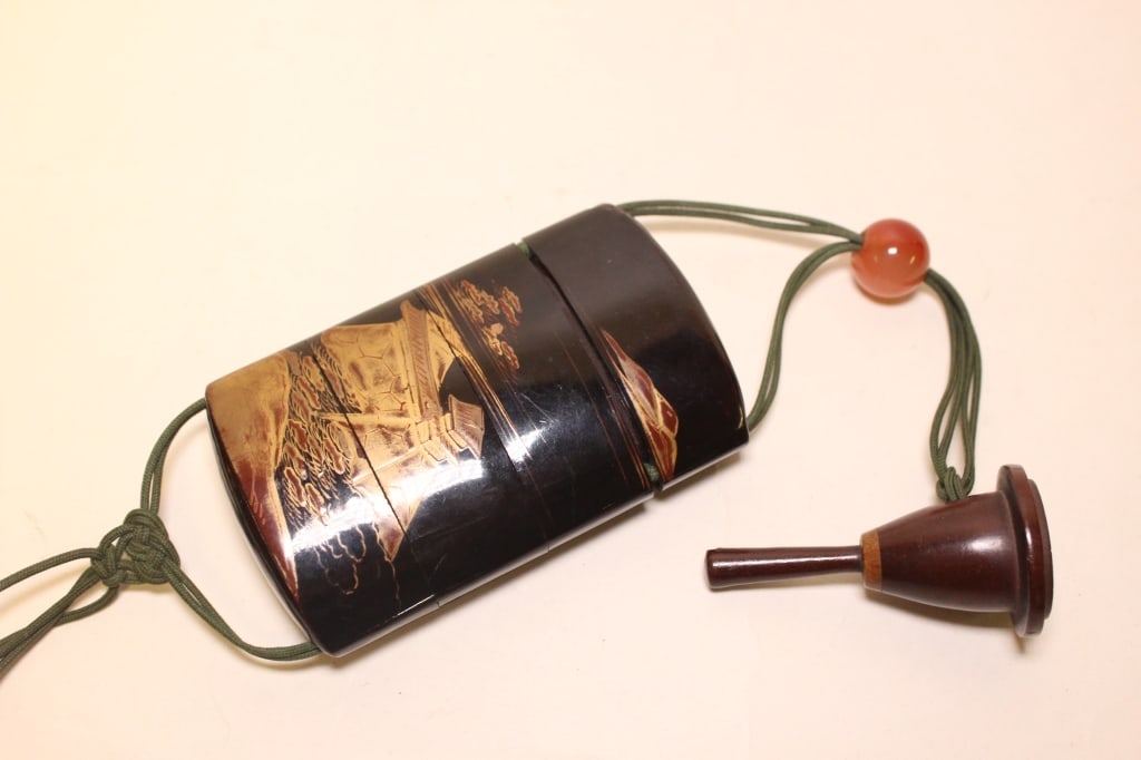 Japanese Lacquer Wood Inro Box w Compass: Japanese Lacquer Wood Inro Box w Compass. Dimension: 2" by 3 1/4" . Very good condition.