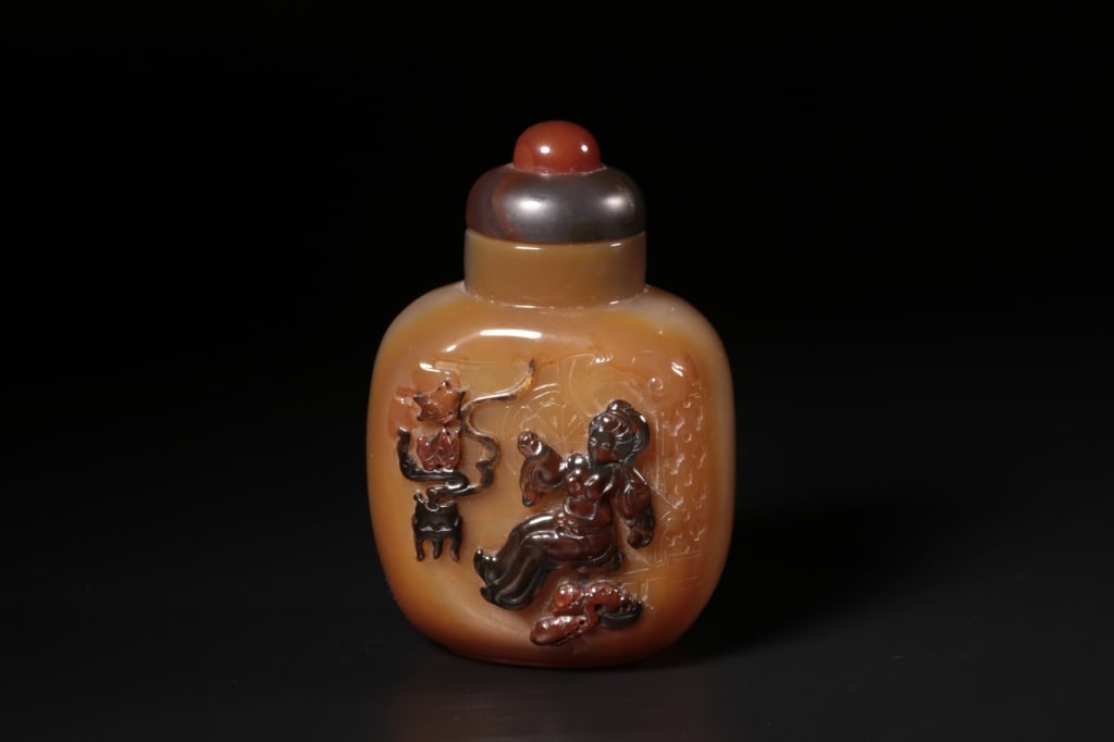 Chinese Hand Carved Agate Snuff Bottle (1 of 9)