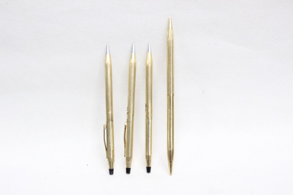 Four 12k Gold-plated ballpoint pens and mechanical: The plates feature varied ornithological illustrations of different birds and floral motifs, such as berry branches or pink maple leaves. They are characterized by a scalloped or fluted edge with