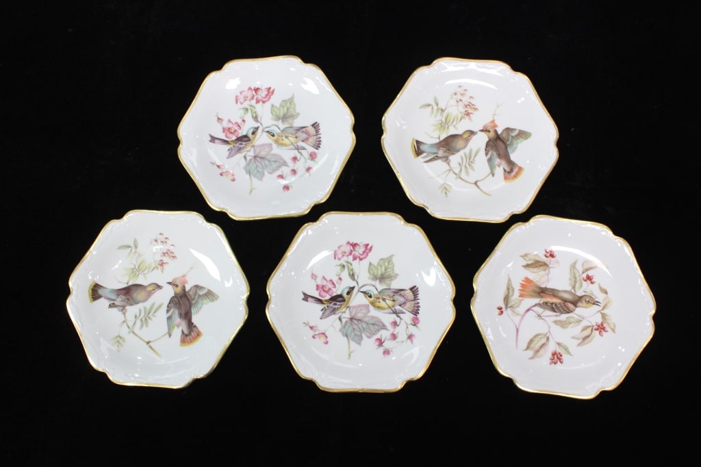 set of vintage Mitterteich Bavaria porcelain desse: The plates feature varied ornithological illustrations of different birds and floral motifs, such as berry branches or pink maple leaves. They are characterized by a scalloped or fluted edge with