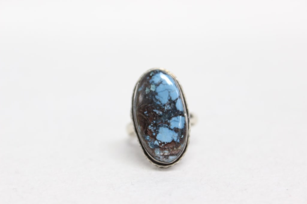 handmade oval-shaped Turquoisesterling silver Ring: handmade oval-shaped Turquoise sterling silver Ring. 2.5cm L Turquoise.