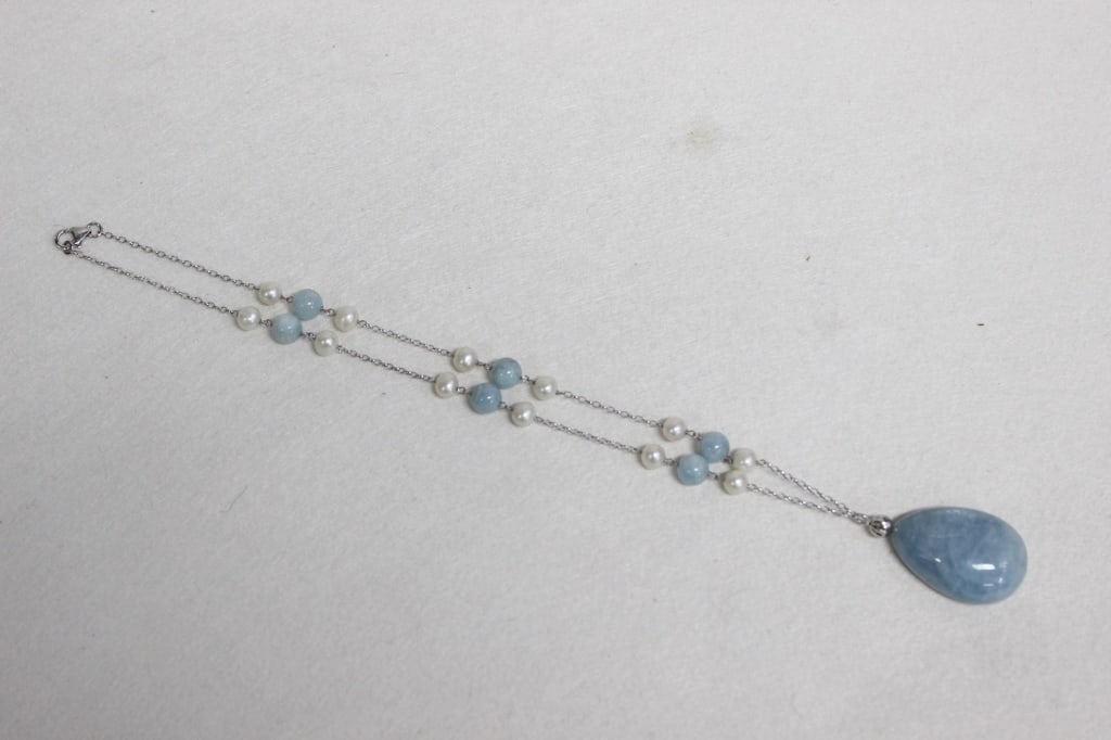 Elegant Blue Aquamarine Beads and White Pearls: A Green Jadeite Beads Necklace . L : 21 " Bead LARGEST : 12 mm. W : 60 G