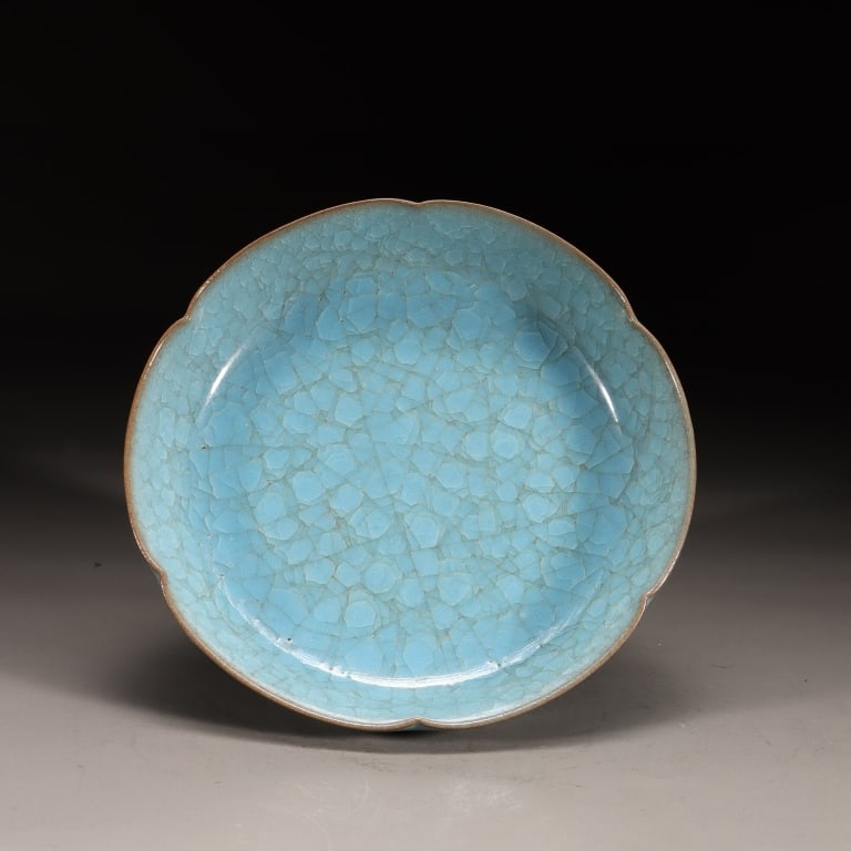 Chinese Ru ware"ice-crack"glazed petal-shaped dish (1 of 9)