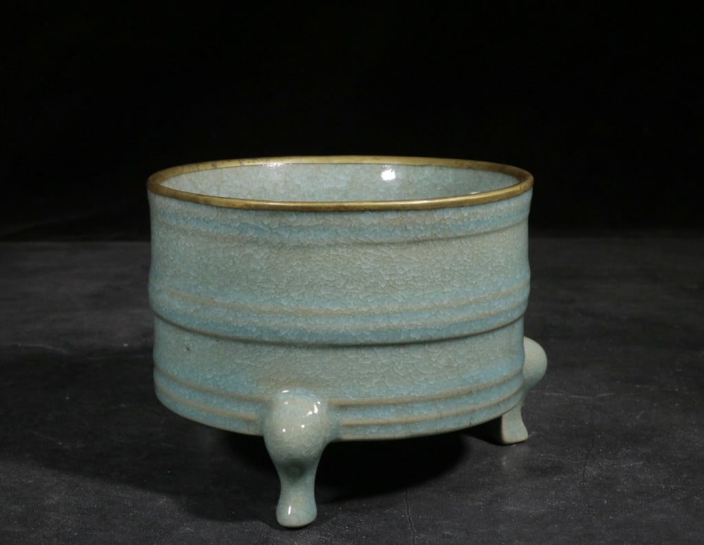 Chinese Ru-ware style Porcelain Tripod Censer (1 of 9)