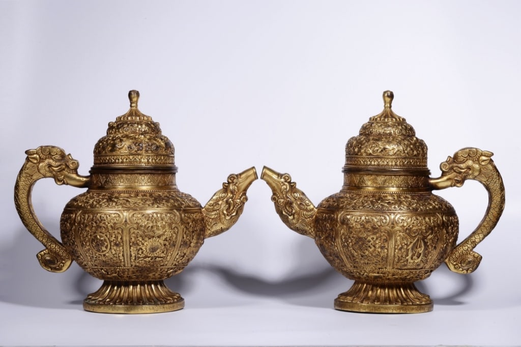 Sino-Tibetan Gilt-bronze dragon-handled Ewer: Sino-Tibetan Gilt-bronze dragon-handled Ewer Dimension: 28cm H x 31 x 19cm ,weight is 3153gram,3105gram