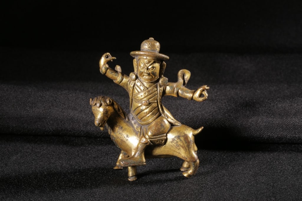 Sino-Tibetan gilt-bronze figure of Garwa Nagpo: Sino-Tibetan gilt-bronze figure of Garwa Nagpo Dimension: 8.5cm H x 6.7cm x 3.5cm,weight is 260gram.