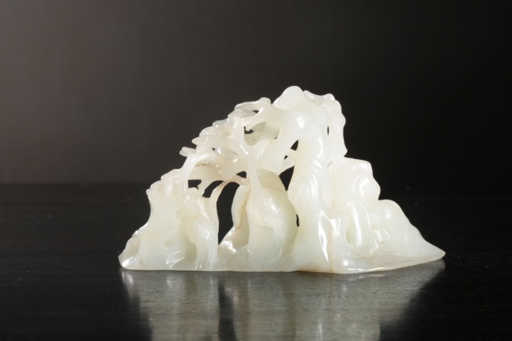 Chinese Jade Carved Mountain: Dimension: 11cm L x x 4cm W x 6cm H,weight is 134.5gram. The carving features the auspicious theme "Xi Shang Mei Xiao" (????), which depicts magpies perched on flowering plum branches. This is a