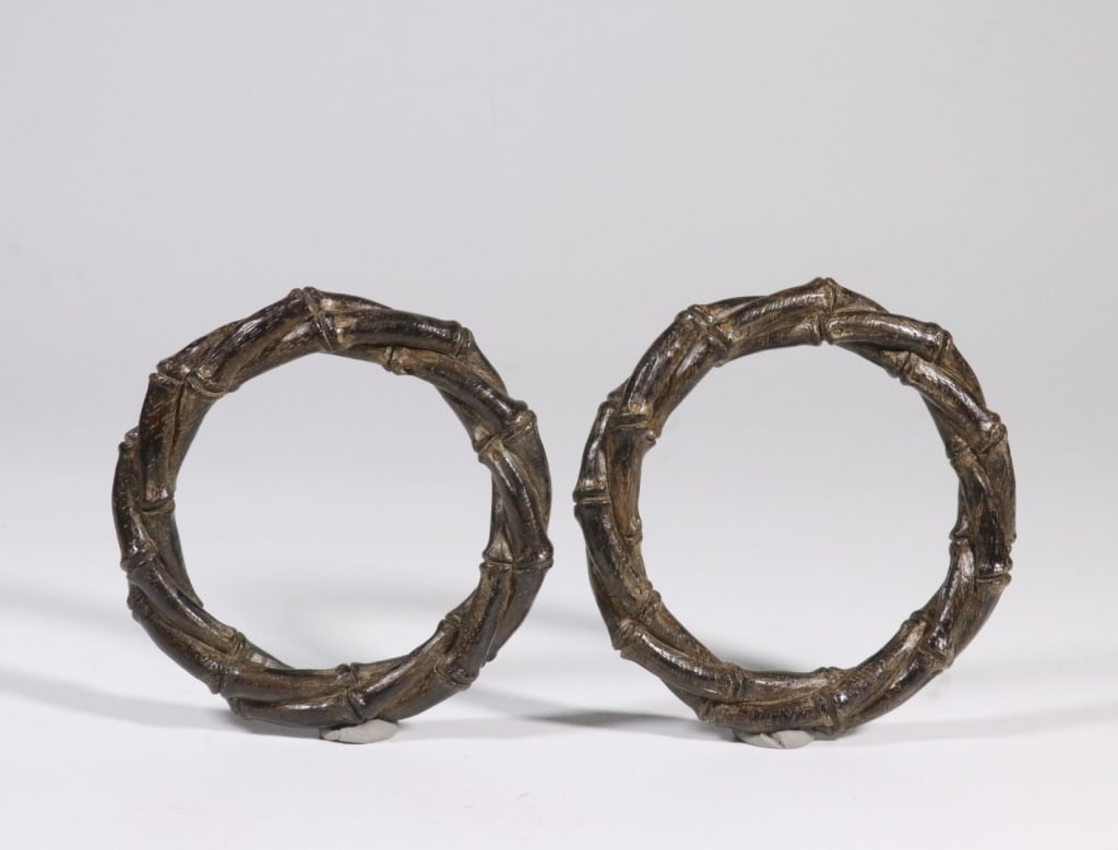 Pair of Chinese Chengxiang Wood Carved Bangles: Pair of Chinese Chengxiang Wood Carved Bangles Dimension: 8.4cm W , 6.3cm inner,weight is 46.6gram.