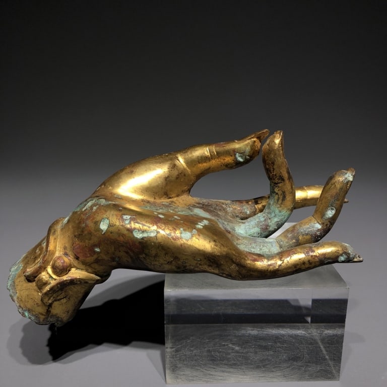 Chinese Gilt Bronze Buddha Hand: Chinese Gilt Bronze Buddha Hand Dimension: 21cm L x 8.5cm x 6.5cm .