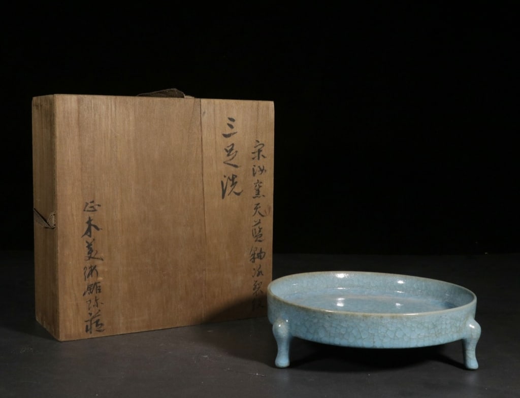 Chinese Ru-ware style tripod Brush Washer: Chinese Ru-ware style tripod Brush Washer Dimension: 6.2cm H x 19.2cm W