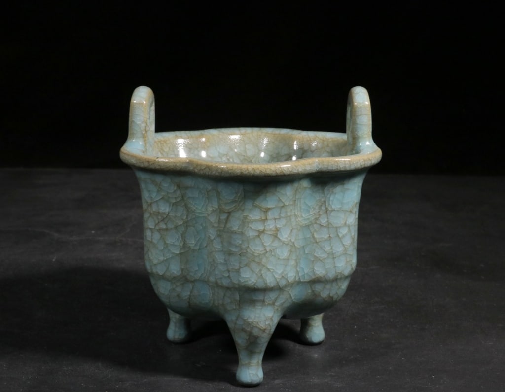Chinese Ru-ware Footed Porcelain Burner: Chinese Ru-ware Footed Porcelain Burner Dimension: 14.7cm H x 14cm W