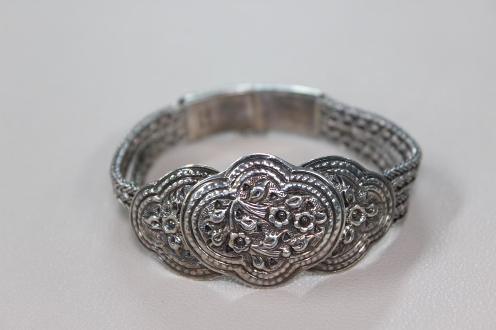 Vintage Sterling Silver Bracelet (1 of 8)