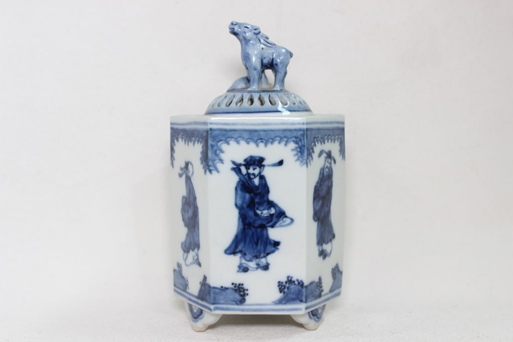 Chinese blue and white hexagonal Incense burner: The lid is topped with a sculptural Buddhist Lion (often called a "Foo Dog"), which traditionally serves as a guardian symbol in Chinese art. The panels are hand-painted in underglaze cobalt blue with