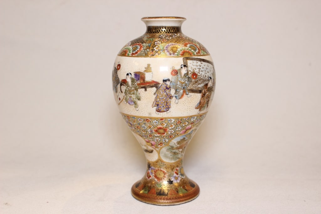 Japanese Satsuma earthenware Vase,Meiji period (1 of 10)