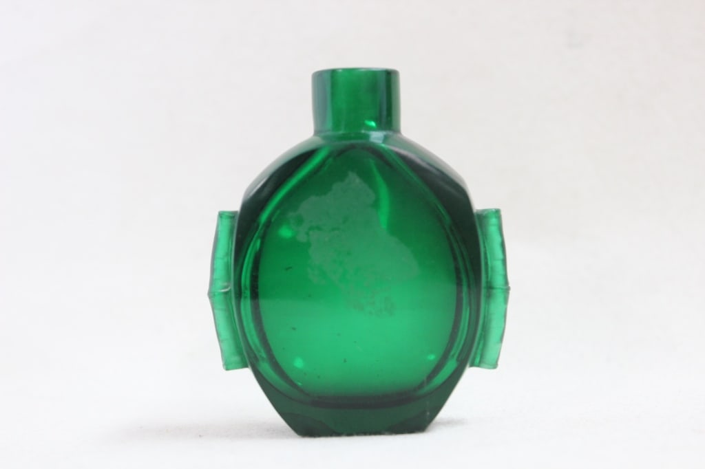 Chinese Emerald Green Glass Snuff Bottle (1 of 6)