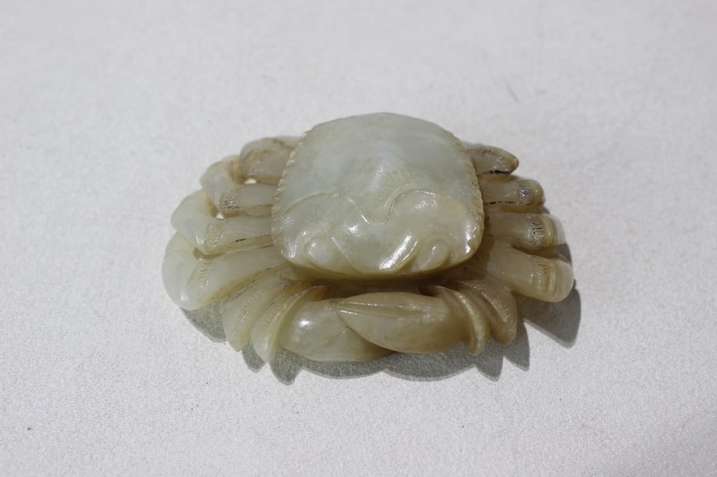 Chinese carved jade sculpture of a crab (1 of 5)