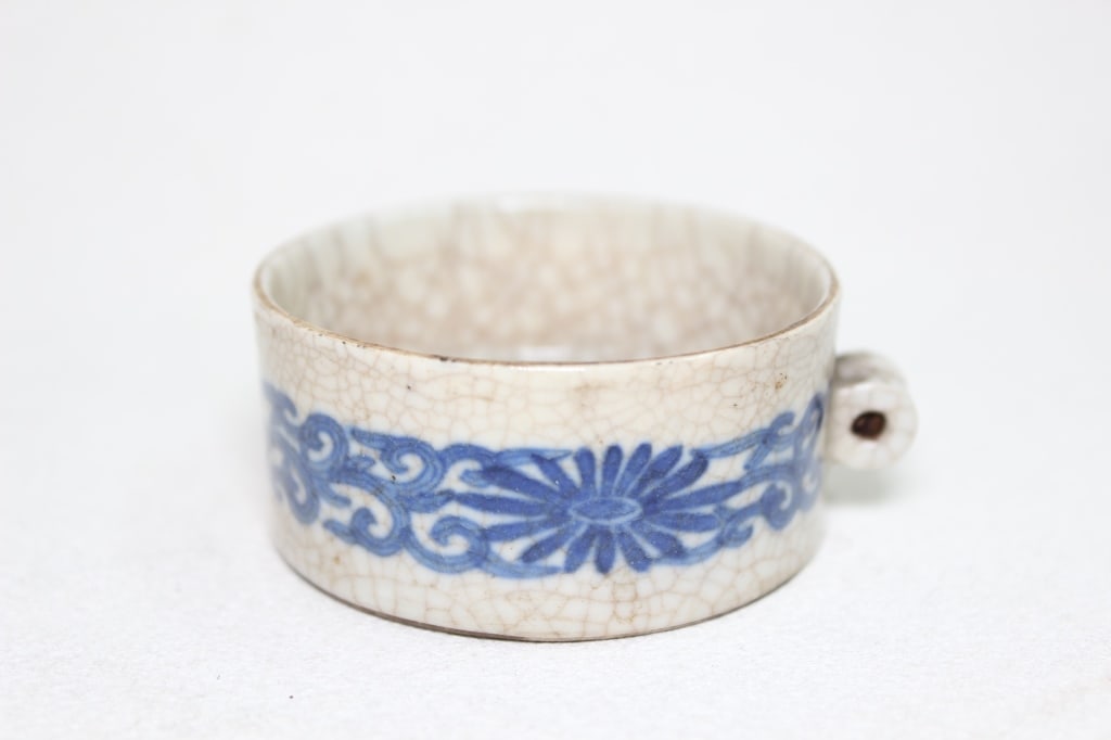 Kangxi Chinese Porcelain Bird Feeder (1 of 5)