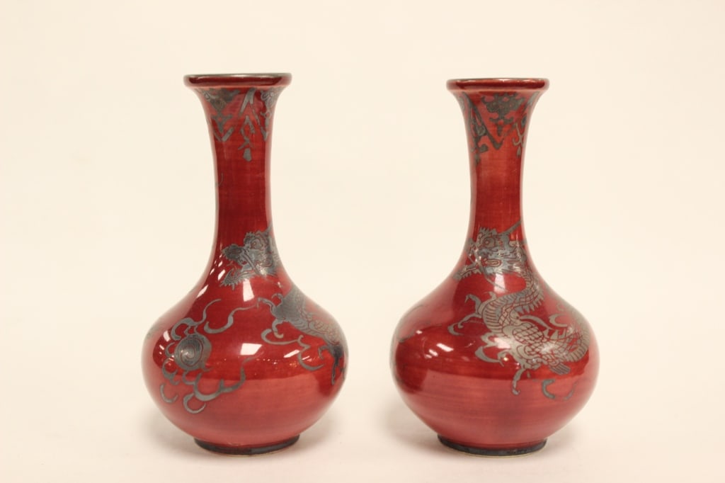 Asian Pear-shaped Ji Hong Bottle Vases with Dragon: Each vase has a globular, bulbous body tapering into a elongated, narrow cylindrical neck and finishing with a slightly flared rim, matching the classic Yuhuchunping (pear-shaped) silhouette.