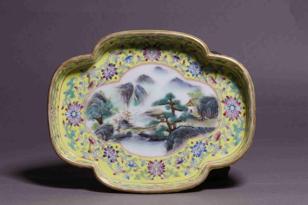 Exquisite Chinese Famille Rose Lobed porcelain tra: Dimension : 17cm L x 14cm w x 3cm H . The inner medallion depicts a classic Shanshui (mountain and water) landscape. It features misty, layered mountains, a small pavilion tucked among trees, and a