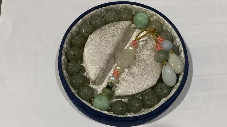 Chinese Jade Beads Prayer Bracelet w Case: Chinese Jade Beads Prayer Bracelet w Case