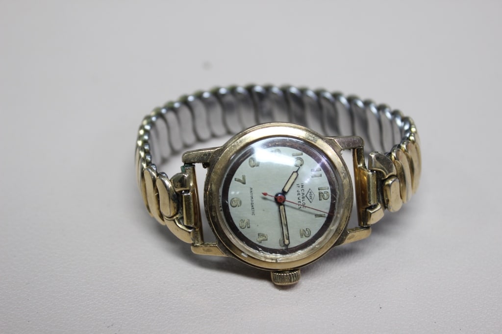 vintage Fery 17-Jewel manual-wind wristwatch: It features a clean white dial with stylized Arabic numerals. The red-tipped sweep second hand is a common design element from this era, intended to improve legibility. The dial is marked "Incabloc"