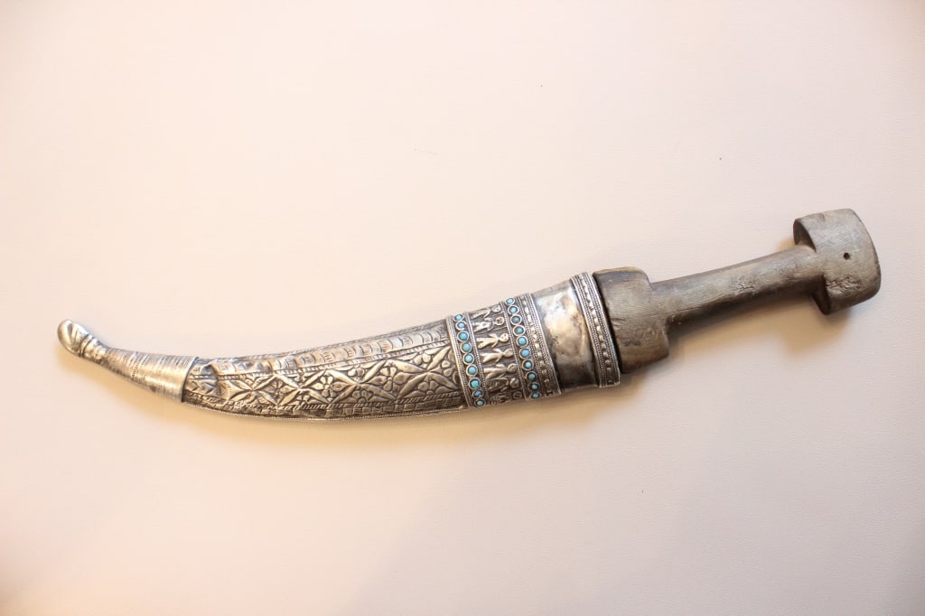 Traditional Yemeni Jambiya w Chased Silver Scabbar (1 of 11)