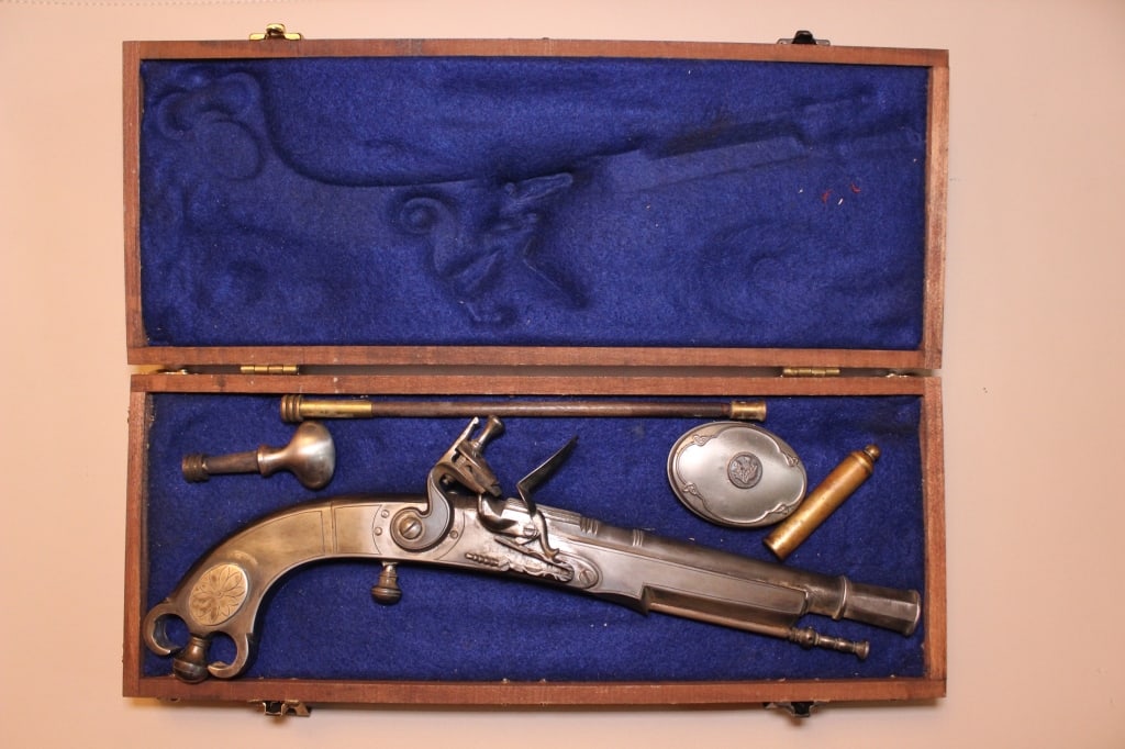 Scottish Highland flintlock pistol (1 of 9)
