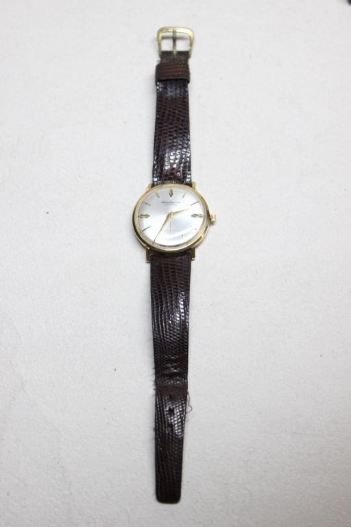 vintage Jules J?rgensen dress Watch w Case: Based on the classic round case, sunburst silver dial, and dauphine hands, this specific model most likely dates from the 1950s or 1960s . The watch features a slim, gold-toned round case. Working