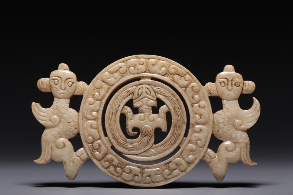 ornate Chinese openwork jade plaque pendant: Dimension : 9cm L x 5.3cm x 0.7cm,weight is 55.2gram. The core of the composition is structured around a traditional circular Bi disc. The outer ring is densely carved in low relief with classic