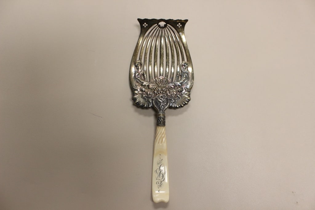 19th-century sterling silver asparagus server (1 of 6)