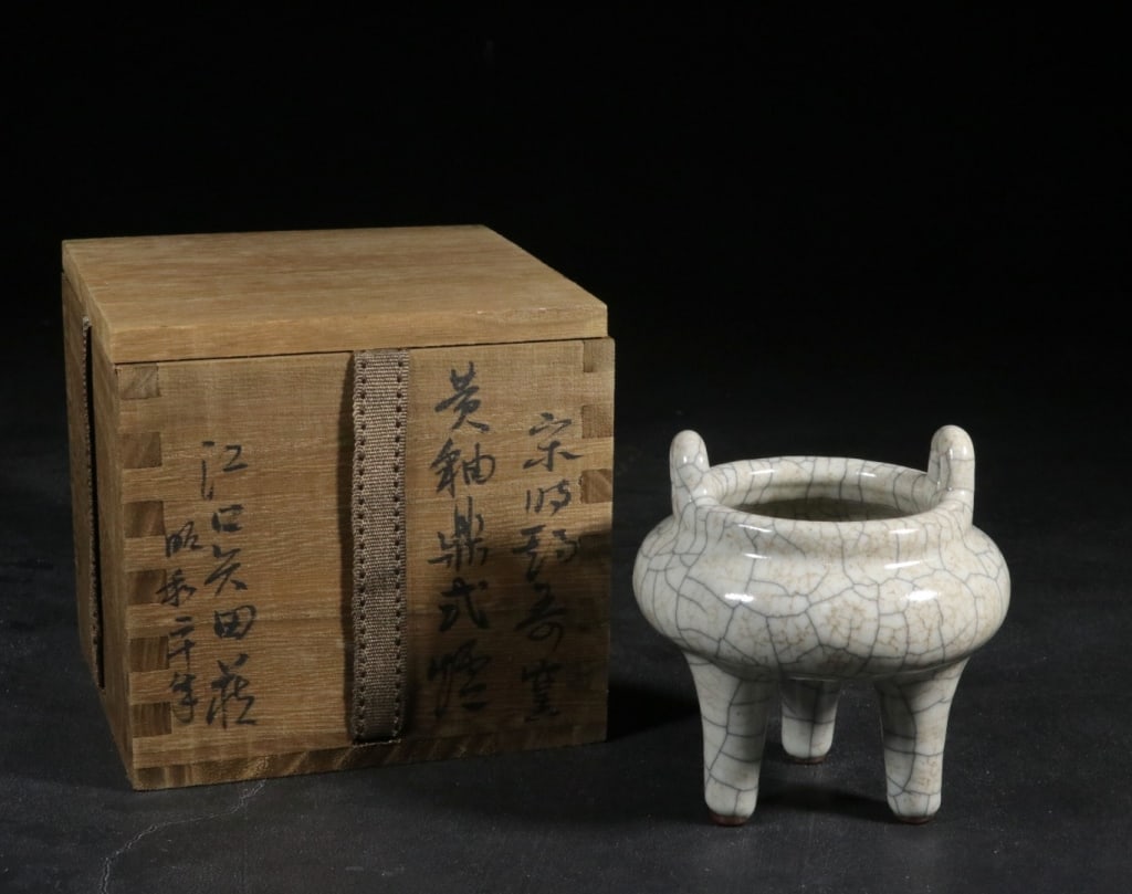 Chinese tripod ceramic Incense Burner: Chinese ceramic tripod incense burner crafted in the style of legendary Ge ware (Ge yao). Dimension : 9.8cm H x 10cm ,weight is 257.6gram. The vessel features an archaic tripod cauldron