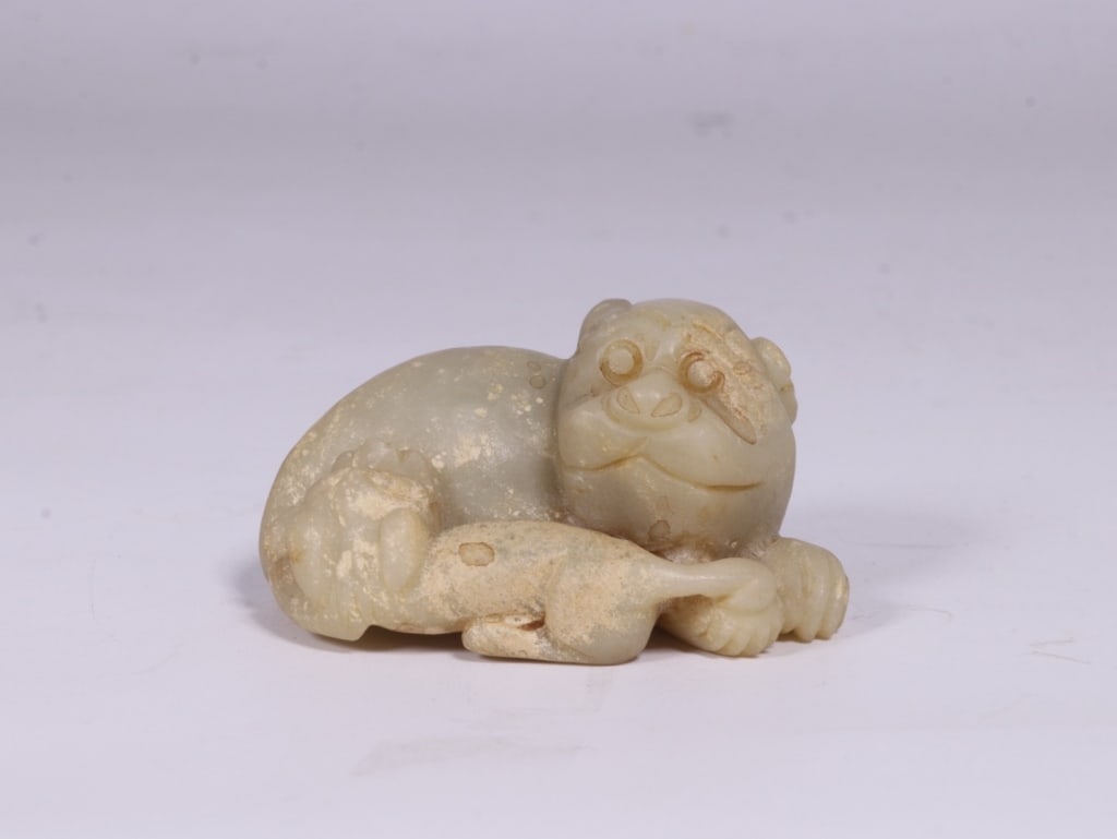 Chinese carved jade figure of a recumbent Beast: Chinese carved jade figure of a recumbent Beast. Dimension : 6.5cm L x 4.6 x 3.6cm H, weight is 119gram.