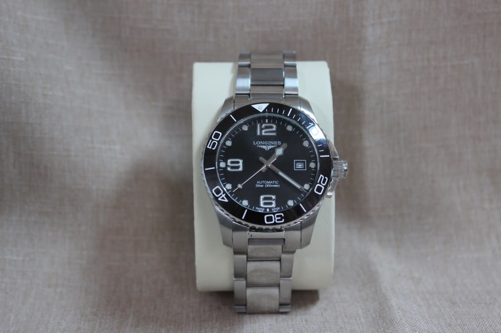 A Men's Wrist Watch: A Men's Wrist Watch