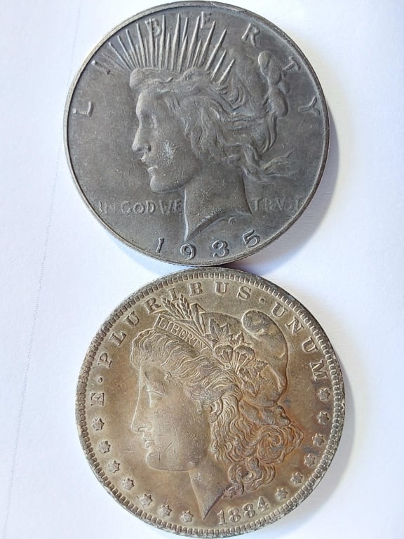 1984 o MORGAN SILVER DOLLAR And 1935 S PEACE SILVE (1 of 8)