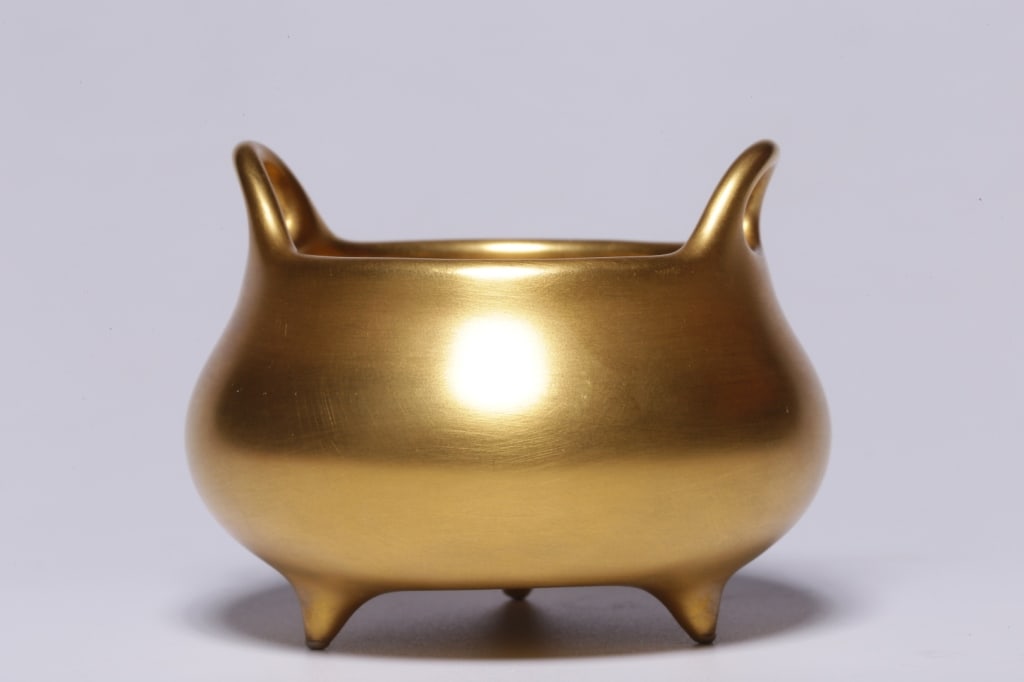 Chinese Gilt Bronze Footed Incense Burner: Chinese Gilt Bronze Footed Incense Burner Dimension : 4.3cm H x 6.1cm w ,weight is 63.4g