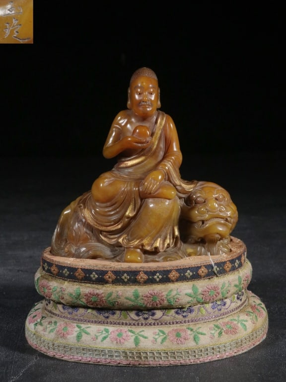 Chinese soapstone Carved Luohan Figural: Chinese soapstone Carved Luohan Figural Dimension :10.6cm H x 10.2x6cm,weight is 438gram. The characters incised in running-regular script on the drapery of the robe read (Yu Xuan)