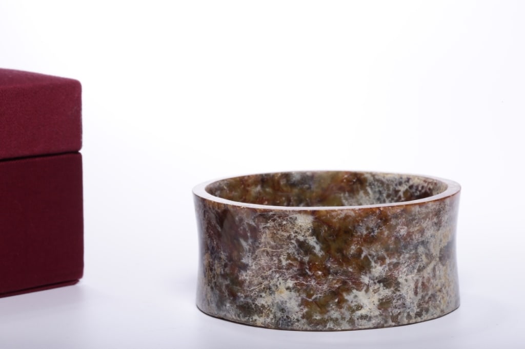 Chinese jade cong-shaped cylinder or ritual armlet: Chinese jade cong-shaped cylinder or ritual armlet, ?Liangchu culture. Dimension : 8.4cm L x 3.7H . weight is 143g. The piece features a thick, wide cylindrical band