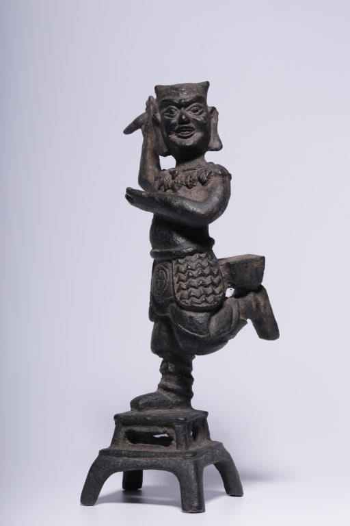 Chinese cast-iron statue of Kui Xing: Chinese cast-iron statue of Kui Xing (??), the traditional Daoist deity of examinations, academics, and the Great Dipper constellation. Dimension : 6 x 5.7 cm x 19cm H,weight is 865.5g. He stands